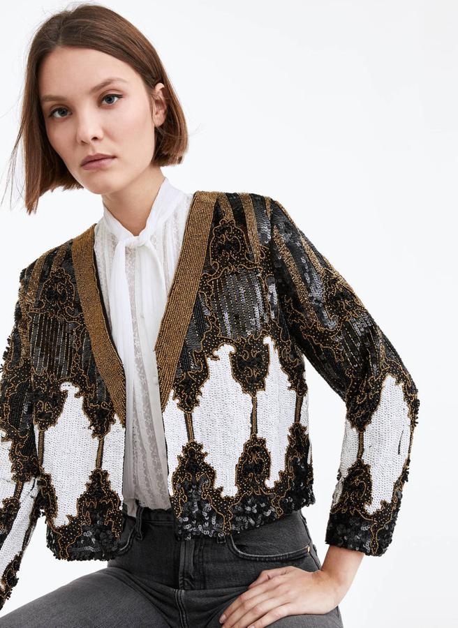 Maravillosa chaqueta corta bordada con beads y lentejuelas, rebajada hasta los 119 euros.