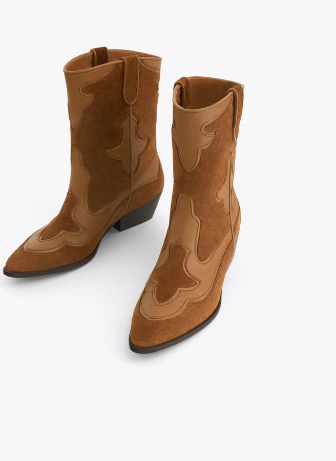 Botín de serraje elaborado en piel de vacuno y acabado en ante. Se trata de un diseño con inserciones de piel combinada y tacón ancho de madera. Costaba 159 euros y Uterqüe lo rebaja hasta los 99,95 euros.