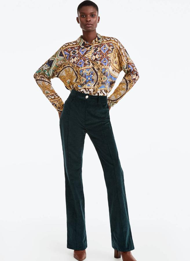 Pantalón confeccionado en tejido de pana. Es un diseño acampanado de cinco bolsillos que cierra mediante cremallera y botón perla. Costaba 79 euros y ahora te sale por 49,95 euros.