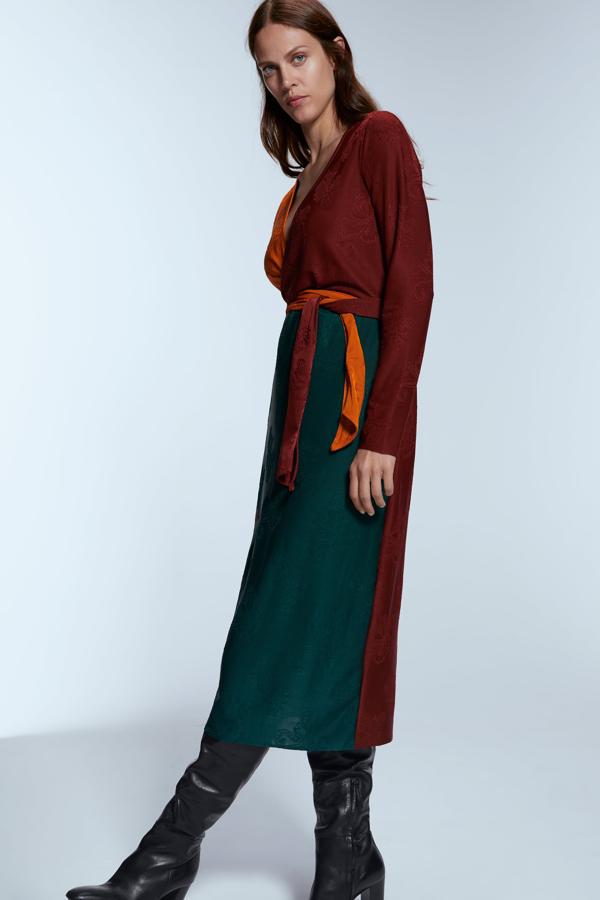 Este vestido midi tricolor pasa de 29.95 a 19.99 euros en las rebajas de Zara.