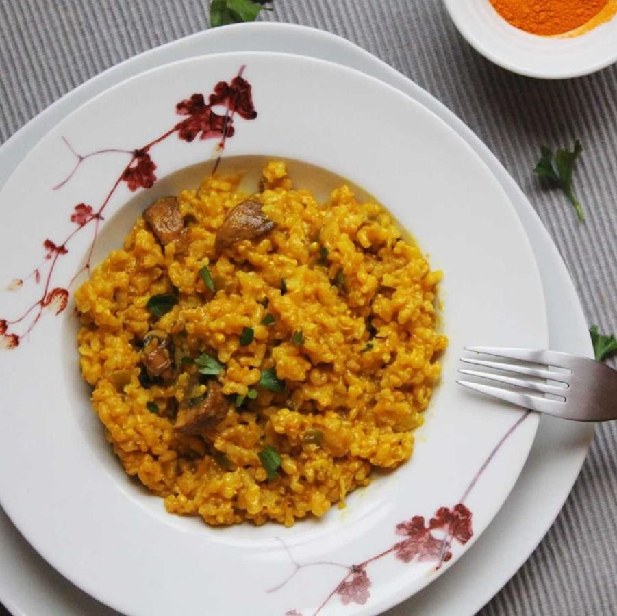 Ingredientes:1 y 1/2 taza de arroz integral1/2 cebolla1-2 dientes de ajo1/2 pimiento verde100 gr calabaza1/2 taza bebida de soja4 champiñones1 cdta cúrcumaPimentónPimientaSal al gustoAOVEPreparación:- En una cazuela baja o sartén ponemos dos cucharadas de aceite de oliva virgen extra, la cebolla, el ajo y el pimiento verde muy picados.- Cuando esté hecho añadimos la calabaza cortada en trozos no muy grandes, rehogamos unos minutos y añadimos el arroz integral, la cúrcuma y un poco de pimentón. Removemos bien, añadimos agua y salpimentamos.- Cocemos unos 30 minutos y cuando no tenga casi agua añadimos los champiñones troceados y la bebida de soja y removemos y dejamos hasta que termine de hacerse el arroz.