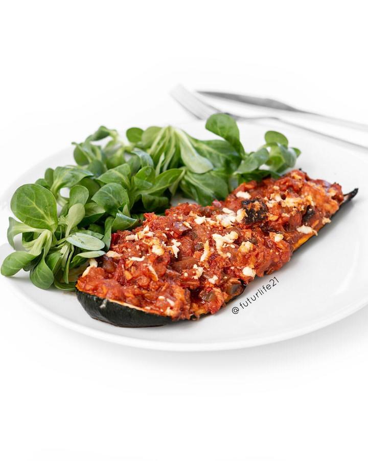 Preparación:Antes de meter el relleno vacíar el calabacín y méter al horno precalentado a 180C 15 min, para luego poder tomarnos también el calabacín. Mezclar el pistomate con bonito en AOVE, rellenar los calabacines y rallar queso por encima, meter de nuevo al horno para gratinar.