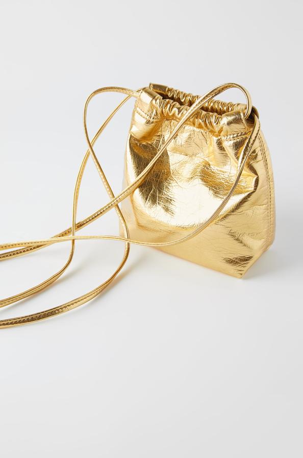 Sencillo y en dorado, para que te encaje con todos tus looks de fiesta. Es de Zara, costaba 19,95 y ahora está en 12,99 euros.