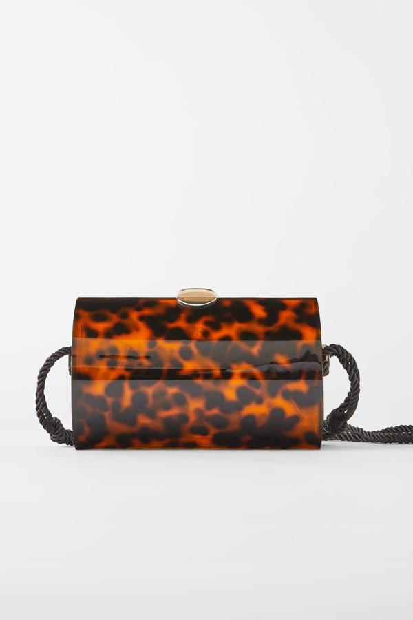 Las más clásicas encuentran en este bolso de carey su accesorio soñado. Es de Zara, cuadrado, con asa de cordel y se ha quedado con el descuento en 19,99 euros (en temporada costaba 35,95).