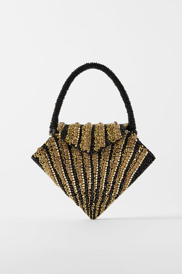 En forma de diamante, es de esos bolsitos tan pequeños que apenas te cabe el móvil, pero tan bonito que merece la pena. Con el descuento se ha quedado en 29,99 euros cuando antes costaba 39,95.