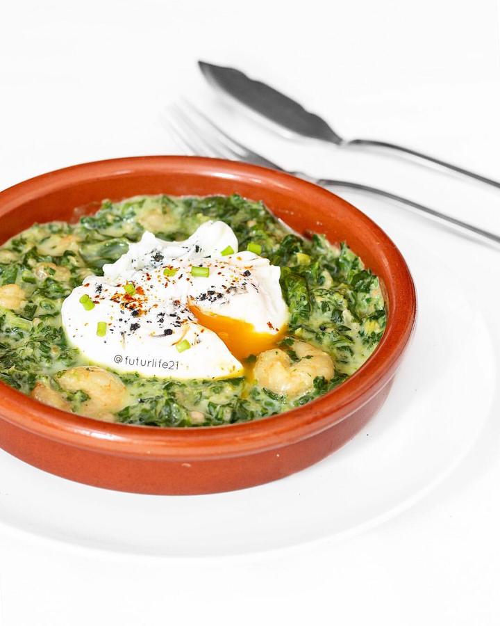 Ingredientes:500g de espinacas congeladas250g de gambas peladas crudas2 Cs de harina de espelta integral1/2 L leche semi fresca1 pimienta de cayena2 cebollasPimientaSalHuevoPreparación:-Sofríe la cebolla con 4 Cs de AOVE a fuego medio hasta que se quede doradita pero sin quemarse. Añade la pimienta de Cayena. Incorpora las gambas y sofríe hasta que cambien de color. Reserva todo esto en un plato dejando el aceite en la sartén. Añade las espinacas escurridas ya descongeladas a la misma sartén sin lavar. Haz las espinacas durante 5 minutos y añade las gambas con cebolla a las espinacas. Mezcla todo. Salpimienta. (Se podría tomar ya así o convertirlo en bechamel).-Incorpora la harina y mezcla bien dejando que se tueste ligeramente. Añade de golpe la leche y mezcla bien hasta que quede con textura de bechamel ligera. Rectifica de sal y pimienta. .-Prepara el huevo poché: En una cazuela con agua hirviendo con un chorro de vinagre, sin que salgan burbujas incorpora el huevo hasta que este listo.-Colocar el huevo sobre las espinacas con gambas. ¡Y listo!