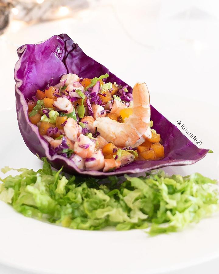 Ingredientes: Vinagreta de langostinos, lombarda, caqui, cebollino y cogollos de lechuga cortados.