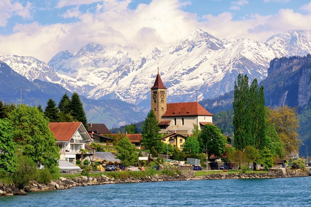 Ubicada entre dos lagos, el de Thun y el de Birenz, esta idílica ciudad suiza es el epicentro de todas las actividades que nos ofrecen los Alpes Berneses. Visitar el glaciar de Aletsch, conocer el castillo de Oberhofen o recorrer el entorno en un auténtico tren de vapor son solo algunas de las opciones.