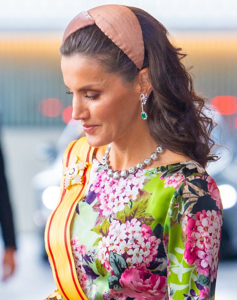 No es casualidad que la Reina se atreviera con una diadema maxi de Nana Golmar y la melena suelta con ondas para la ceremonia de entronización del emperador de Japón Naruhito. Este peinado ha sido un must esta temporada y lo seguirá siendo en 2020 porque resulta de lo más favorecedor.