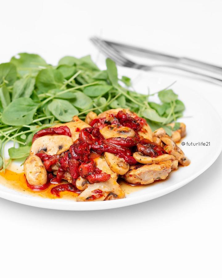 Preparación: Añadir a una sartén unos pimientitos asados o pimientos del piquillo, con ajo y perejil picado, incorporar contramuslos de pollo deshuesado sin piel y a los 10 min, añadir los champis, mover todo unos minutos y salpimentar. ¡Listo!