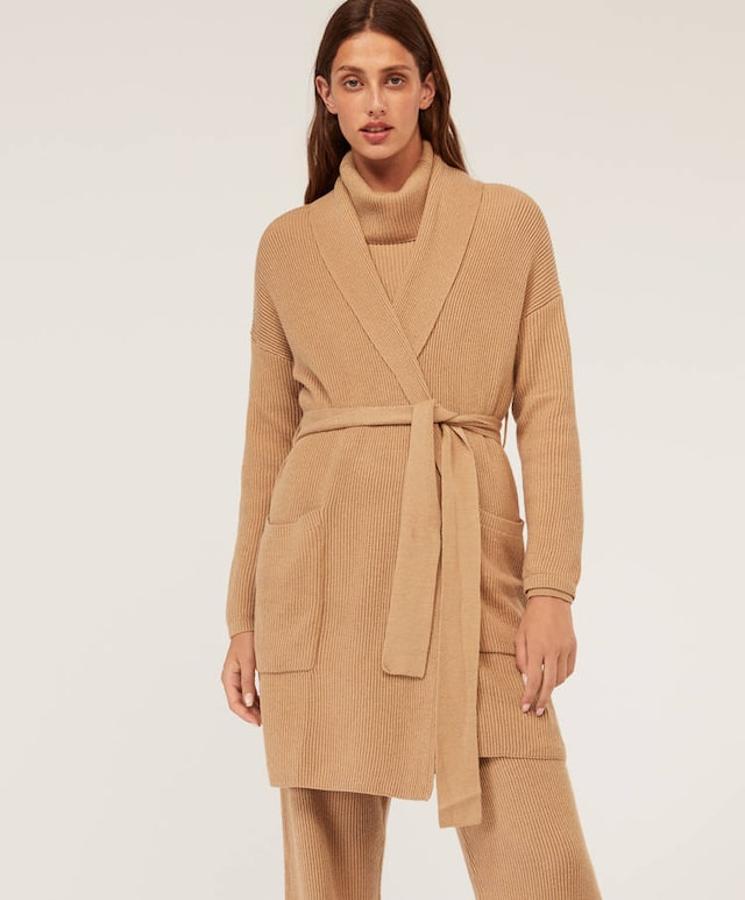 Chaqueta de canalé en color camel con cinturón (25,99 euros).