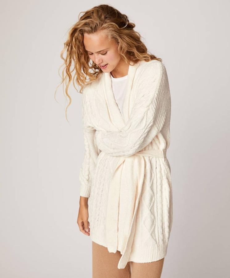 Chaqueta de punto en color crudo con cinturón (25,99 euros).