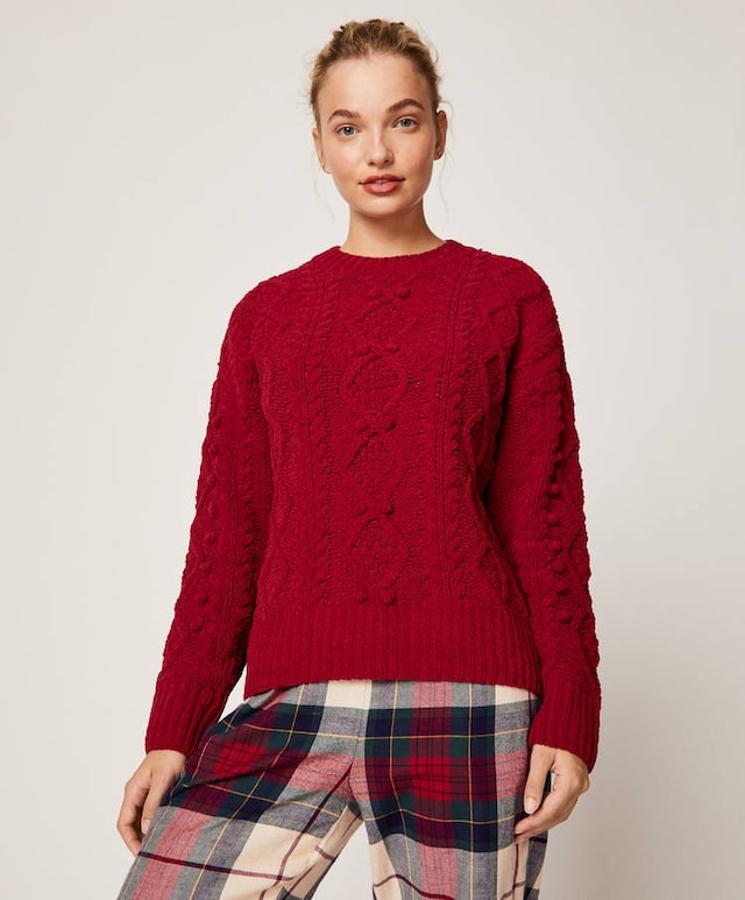 Jersey de chenilla con bolitas en color rojo (25,99 euros).