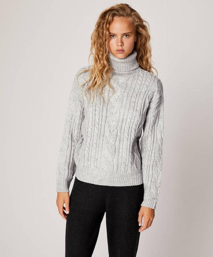 Jersey de cuello vuelto gris (25,99 euros).