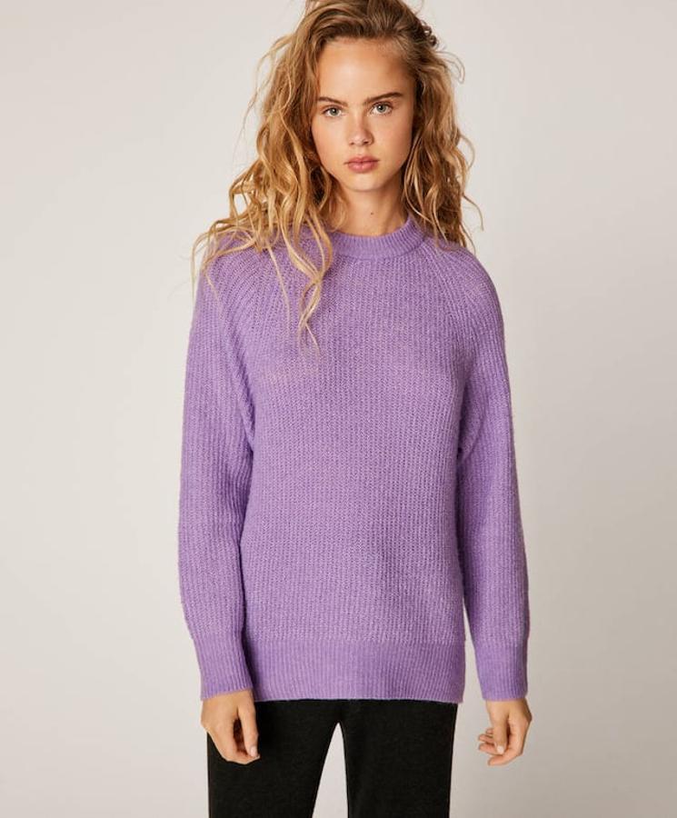 Jersey de punto perlado y cuello redondo en color malva (19,99 euros).