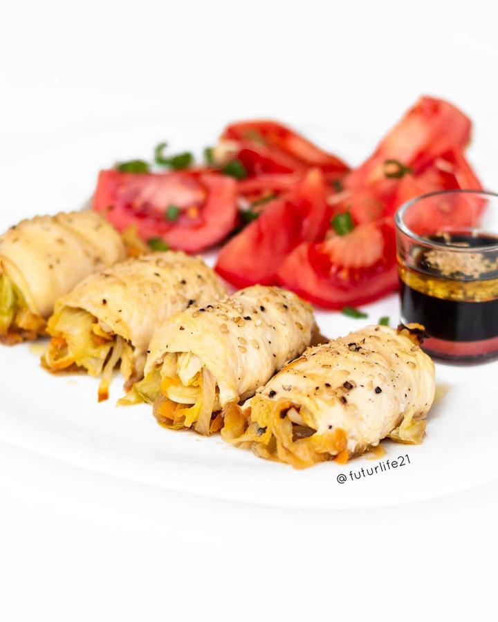 Ingredientes:Relleno:RepolloCebollaZanahoriaAOVERollitos:Pollo en filetes finosSojaSésamoPimientaPreparación:-Precalentar el horno a 180C.-Saltear el repollo, la cebolla y la zanahoria con AOVE, siempre destapado unos 15 min. Coger los filetes de pollo finitos y rellenar con esta mezcla, hacer un rollito. Colocar en una bandeja de horno pegaditos unos a otros como canelones. Mezclar en un vasito 2 Cs de salsa de soja con 2Cs de AOVE y verter por encima de los rollitos. Espolvorear con sésamo. Meter al horno durante 15 min.