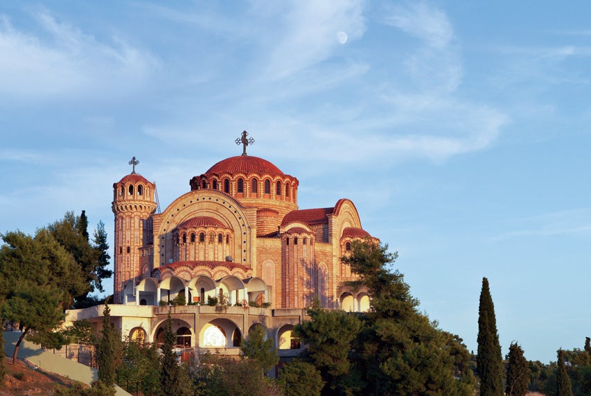 Es la segunda ciudad más grande de Grecia y una gran desconocida. Conserva su herencia romana, bizantina y otomana. Su Torre Blanca, de 1535, alberga el museo de la ciudad y permite contemplar el Monte Olimpo.
