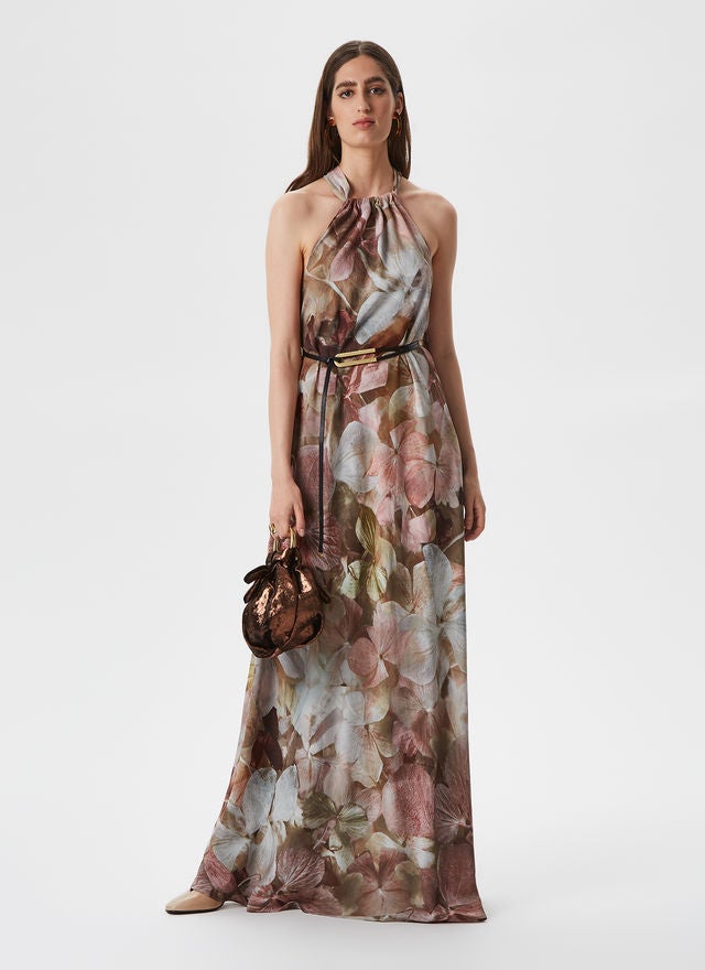 Este maxi vestido estampado con escote halter y espalda al aire pasa en las rebajas de Adolfo Domínguez de 398 a 119 euros.