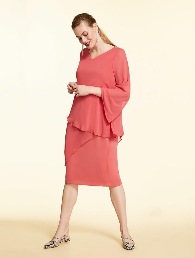Marina Rinaldi tiene las mejores opciones para mujeres curvy, y este vestido color coral con sobre capa de gasa de quita y pon nos parece ideal para invitadas de día a una boda de primavera. En rebajas pasa de 549 a 394 euros.