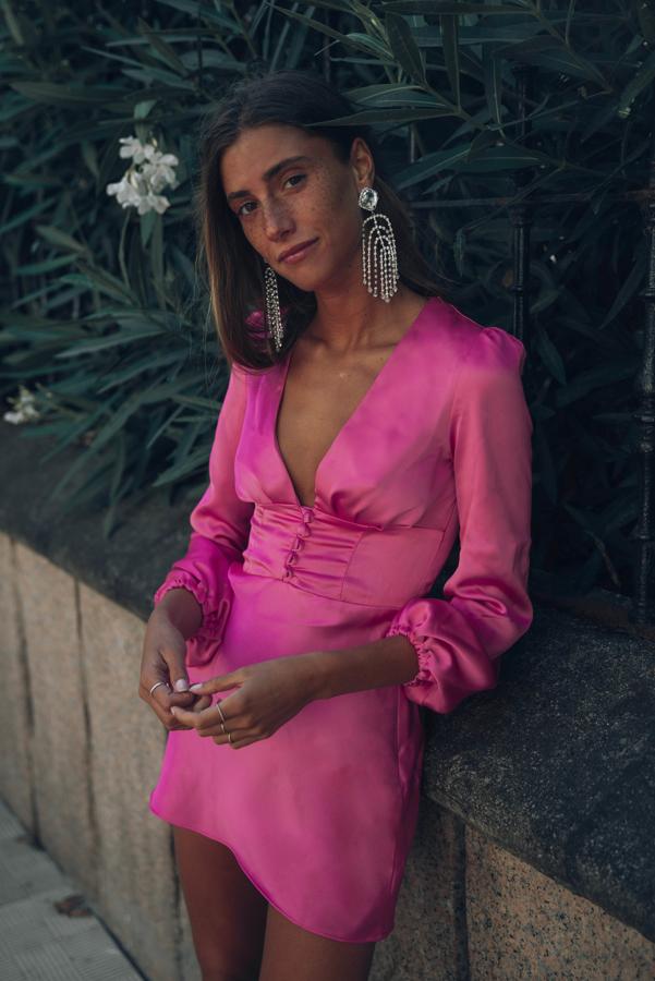 Alegre, súper favorecedor y con un punto sexy, este vestido de satén fucsia de Mypeeptoeshop pasa de 79 a 49 euros en las rebajas.