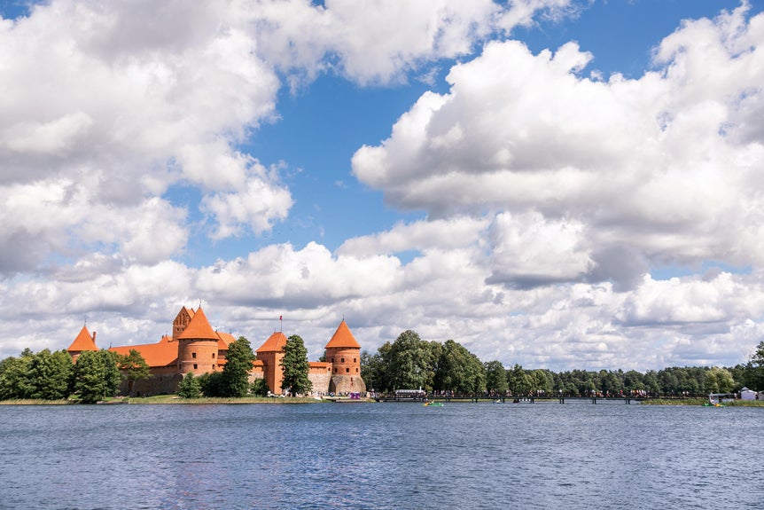 Su casco histórico está considerado Patrimonio de la Humanidad por la UNESCO y no es para menos. Muchos se refieren a esta ciudad como la Roma del Este por su legado barroco. Además, es según el barómetro de Post Office Travel Money, la ciudad europea más barata para ir este invierno.