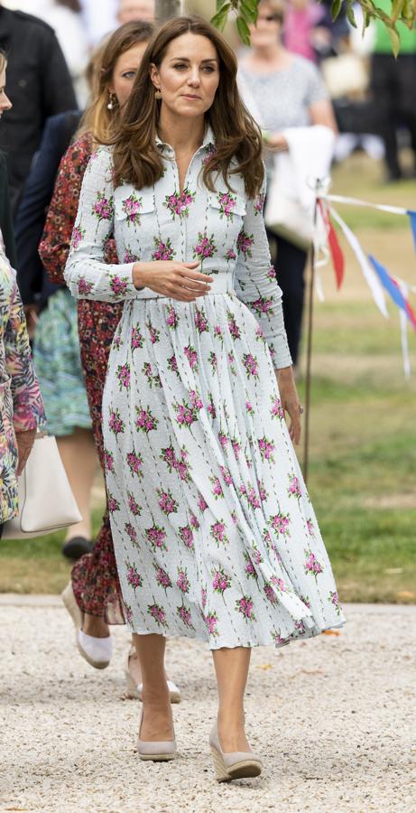 Kate Middleton se despidió del verano con este romántico vestido de flores de Emilia Wickstead que lució con alpargatas de cuña de Castañer en el Back to Nature Festival.