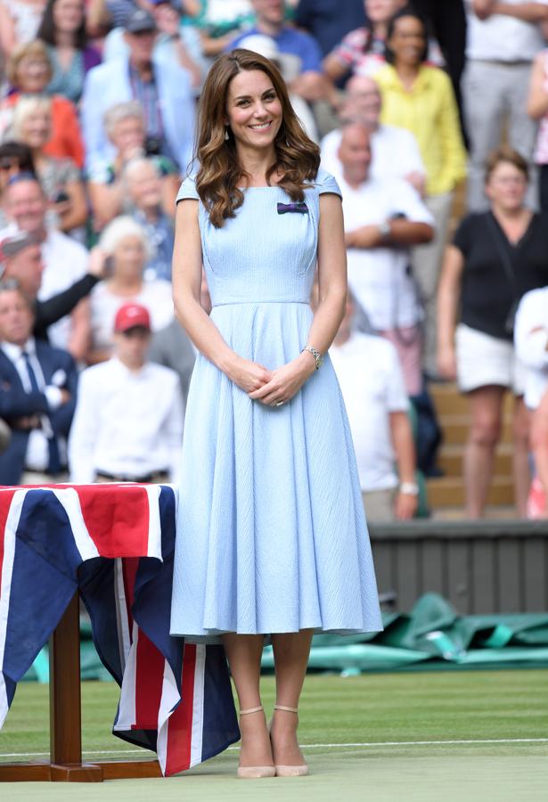 Cada una de las apariciones de Kate Middleton en el torneo de Wimbledon de 2019 han sido un acierto pleno. Para asistir a la final, la Duquesa de Cambridge apostó por  un favorecedor vestido lady azul  bebé de Emilia Wickstead.