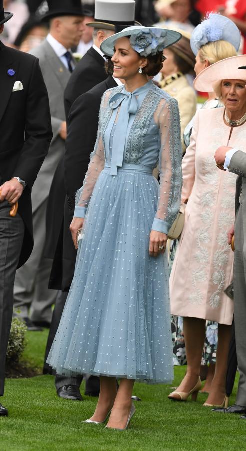 En Ascot 2019 vimos una de las mejores versiones de estilo de Kate Middleton, que apareció perfecta con este maravilloso vestido de inspiración romántica de Elie Saab en tul bordado azul bebé.