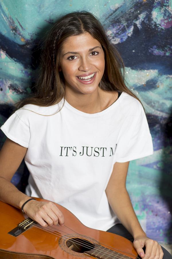 Otro básico imprescindible: las camisetas. Y como el armario suele estar lleno de camisetas blancas que parecen todas iguales, ¿por qué no elegir una con mensaje? Esta de la firma española cuesta 29 euros.