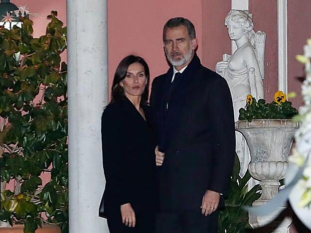 Los Reyes posan a las puertas del domicilio familiar de la Infanta Pilar.