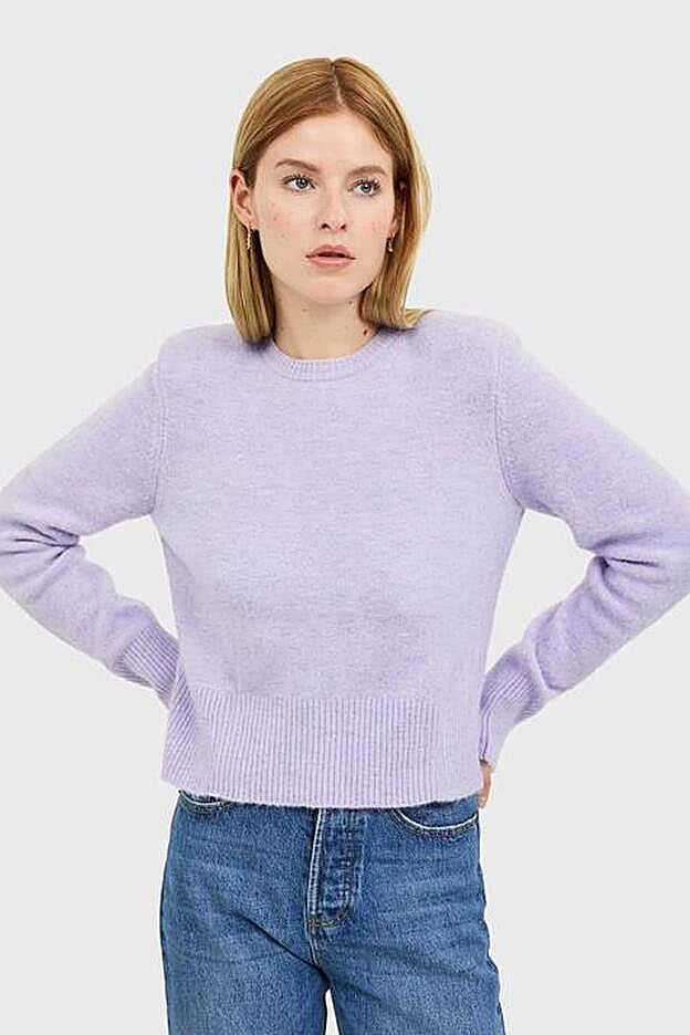 Jersey lila con hombreras de Stradivarius.