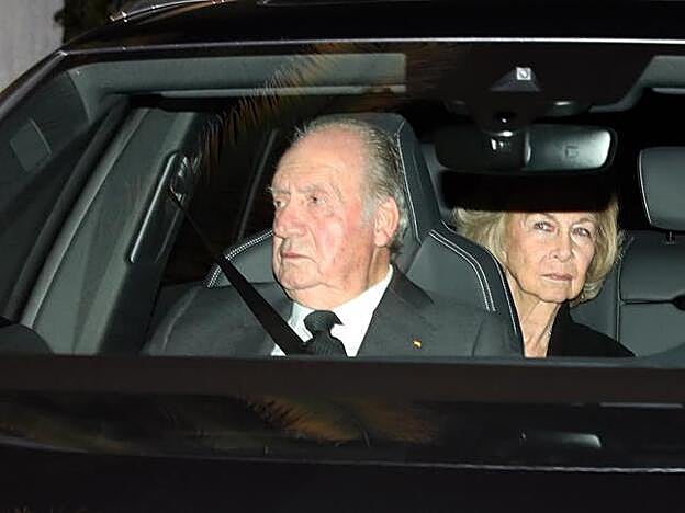 Don Juan Carlos, muy afectado, llega acompañado por la Reina Sofía a la capilla ardiente de su hermana.