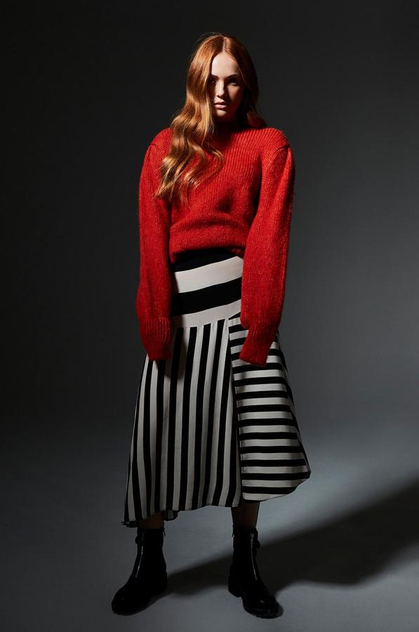 Este invierno, la prenda estrella de la temporada está siendo el jersey. Y cuanto más calentito y 'oversize', mejor que mejor. Este rojo súper favorecedor de Primark cuesta 19 euros, y nos encanta cómo queda con la original falda midi bicolor (18 euros).