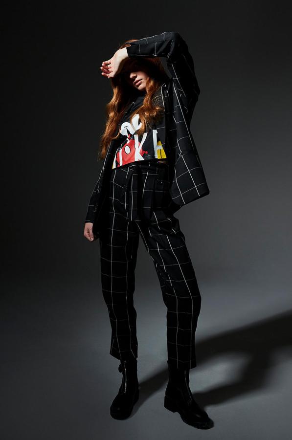 ¿Un traje para ir a la oficina, pero también para ponerte en tus looks urbanos? Este bicolor de Primark con llamativo estampado de cuadros en negro y blanco, solo cuesta 23 euros la blazer y 17 euros la americana.