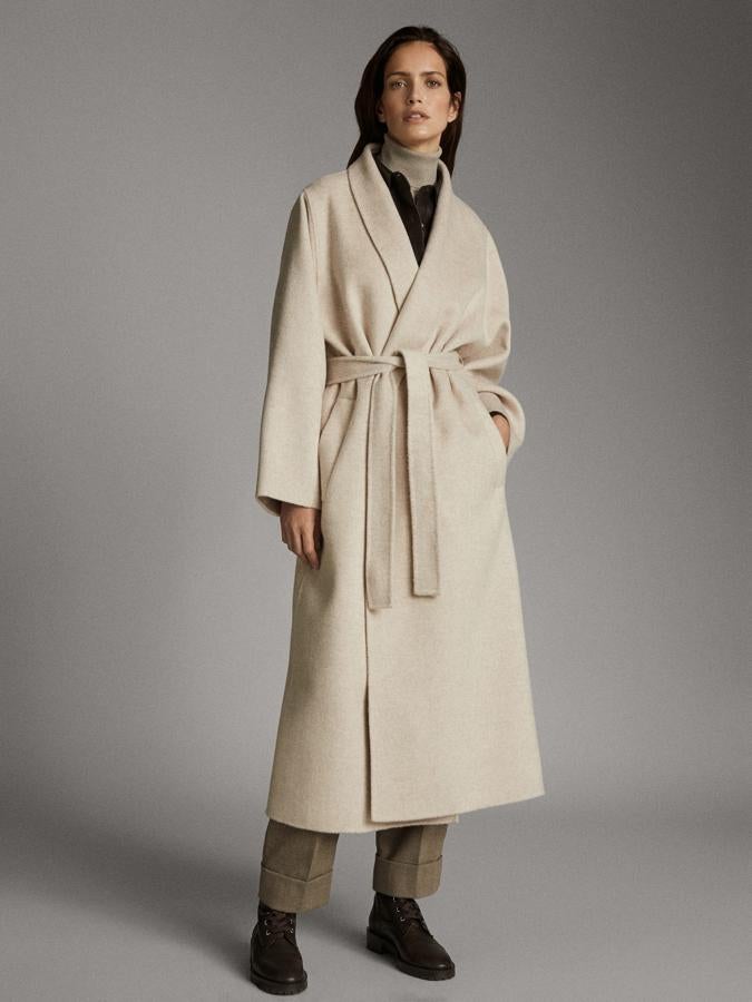 Envolvente gracias a su cinturón y en un tono que pega con todo, la rebaja de este abrigo es de las mejores. En temporada tenía un precio de 299 euros y ahora está en 199.