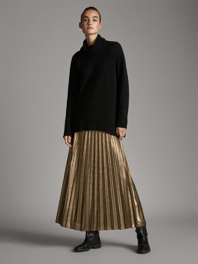 Si ya hemos dicho mil veces que las lentejuelas también son para el día, está claro que el dorado también lo es. Esta falda es un buen ejemplo, antes costaba 59,95 y euros y ahora está en 39,95.