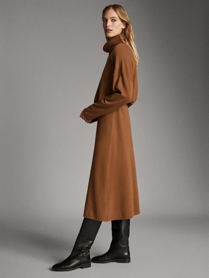 En conjunto con un jersey o sola con una blusa, una falda de punto es la prenda cómoda perfecta para el día a día. Esta está disponible en dos colores y se ha quedado en 39,95 euros de los 59,95 euros que costaba.