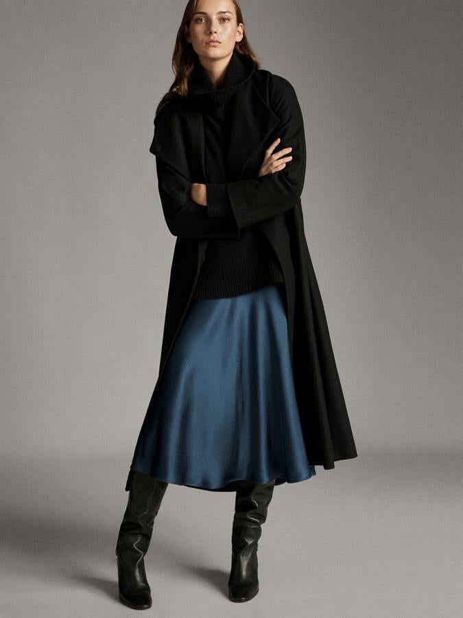 Esta falda es igual que la que ha llevado la duquesa de Sussex pero en azul petróleo. Costaba 69,95 y con el descuento, 39,95 euros.