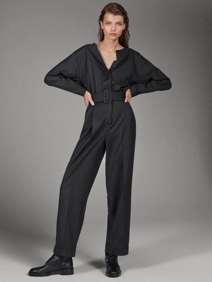 En lana gris marengo con cinturón del mismo tejido, esta pieza tan especial costaba 169 euros en temporada y con las rebajas se ha quedado en 89,95.