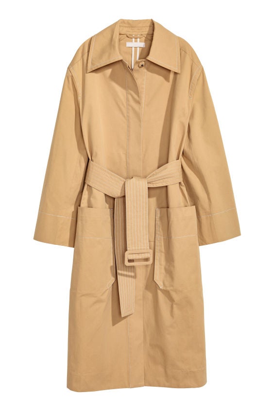 Trench camel con cinturón, botones camuflados y tejido grueso de algodón de H&M. En rebajas: de129 euros a 63,99 euros.