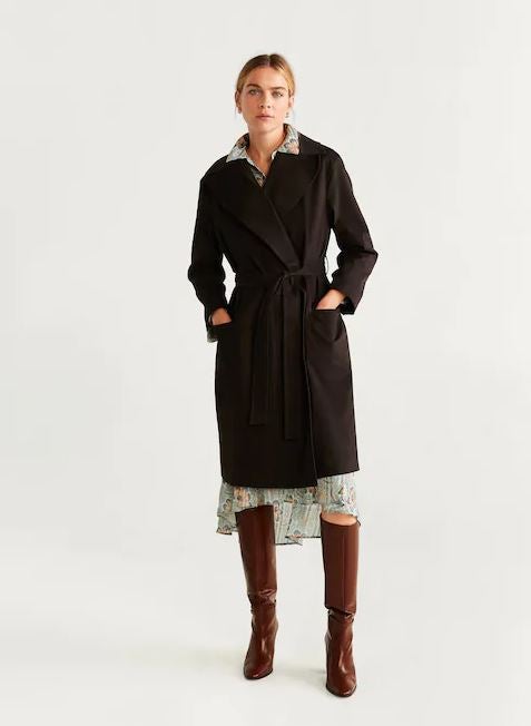 Cómodo y sofisticado: trench de aldogón de largo midi y tono marrón oscuro de Mango. Antes: 129,99 euros. Ahora: 79,99 euros.