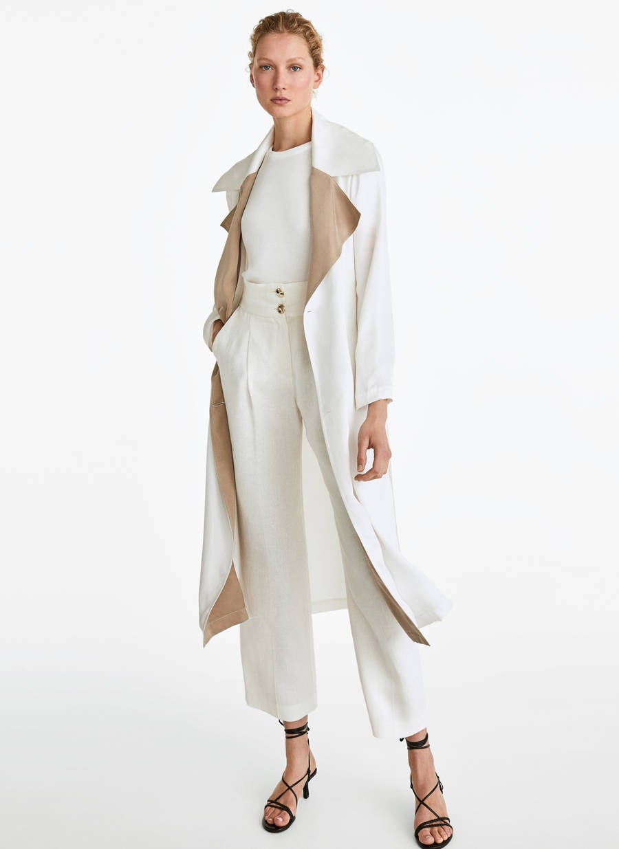 Gabardina bicolor de Uterqüe. De 179 euros a 99,95 euros.