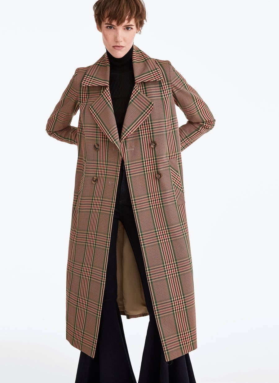 El estampado más british del momento combina a la perfección con esta gabardina de cuadros de Uterqüe. ¡Y con descuento! De 229 euros a 129 euros.