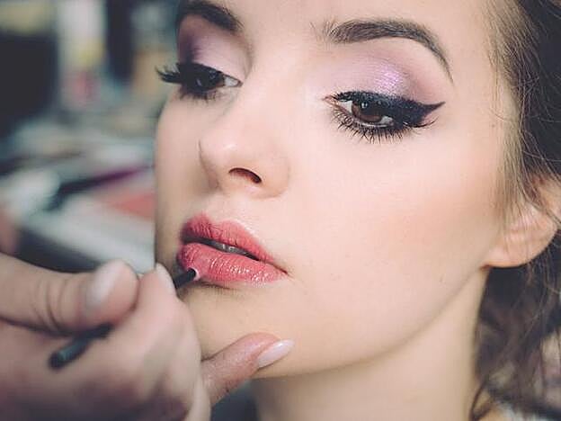 Los labiales con brillo también garantizan ese efecto de rostro hidratado.