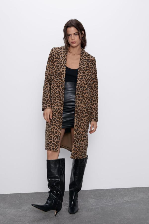Una de las prendas más fuertes de esta minicolección es este abrigo con el estampado de leopardo algo más oscuro, con cuello de solapa y bolsillos delanteros en vivo (29,95 euros).