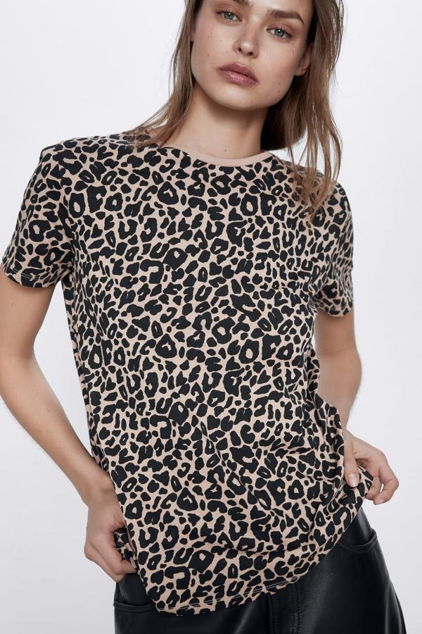 Una prenda básica en cualquier armario que, además, es baratísima: esta camiseta de cuello redondo y manga corta que tiene un precio de 5,95 euros.