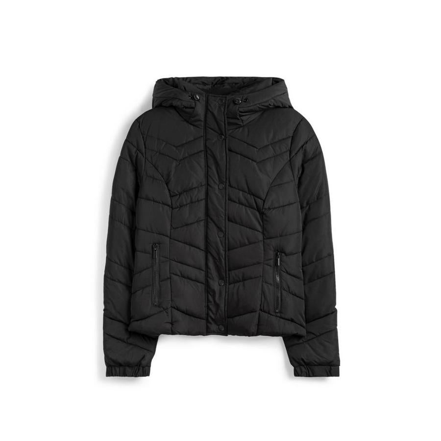 Si prefieres una versión más ligera, en Primark tienen este plumas corto con capucha por 30 euros.