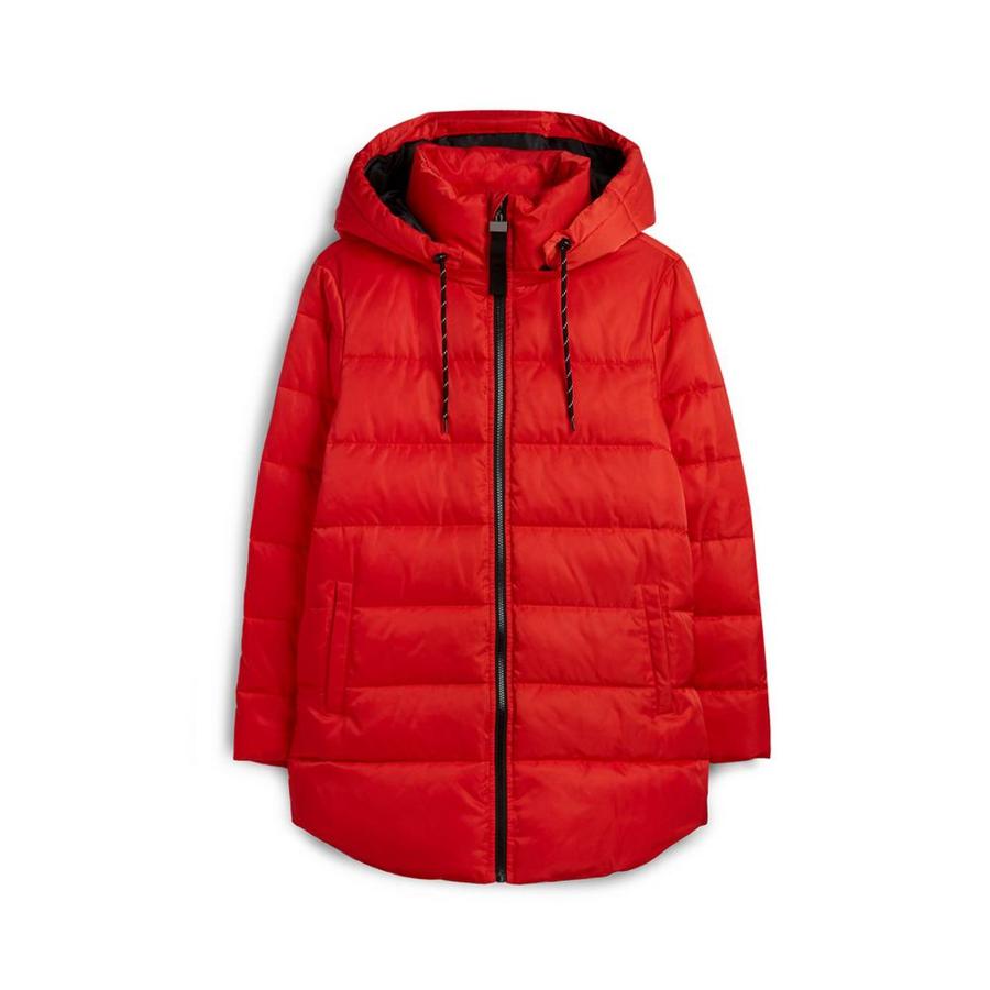 Para dar color a los días más fríos, nos quedamos con este práctico plumífero largo en color rojo, disponible en Primark por 30 euros.