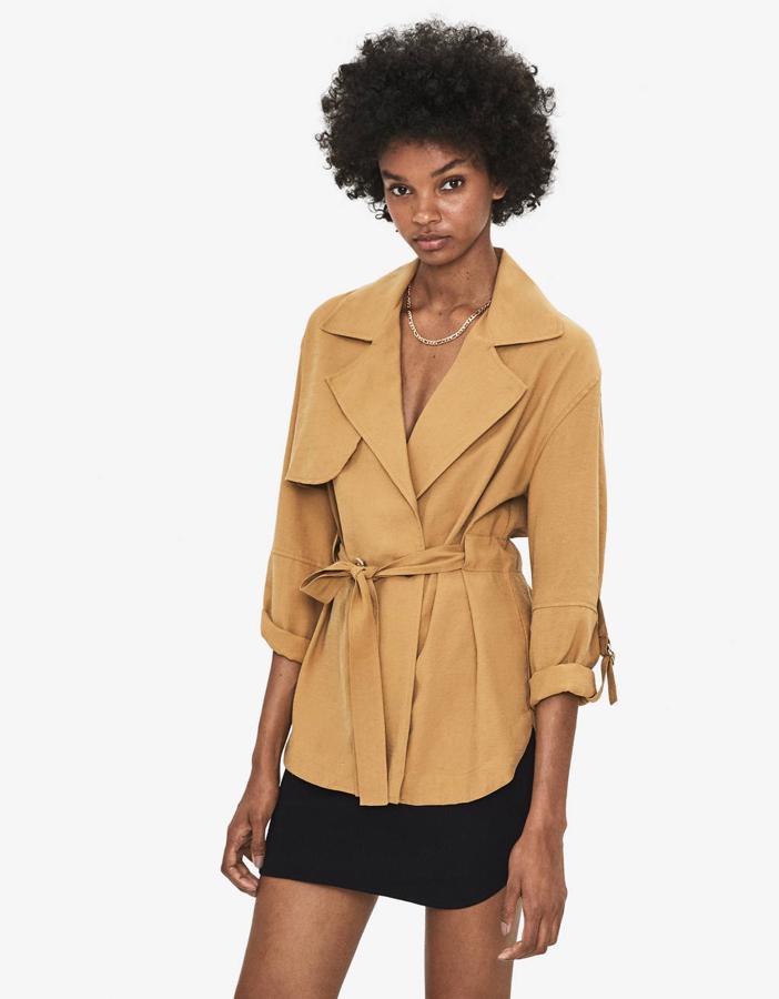 Chaqueta camel de tencel con cinturón de Bershka. Costaba 29,99 euros y está rebajada a 19,99 euros. Disponible también en caqui y blanco.