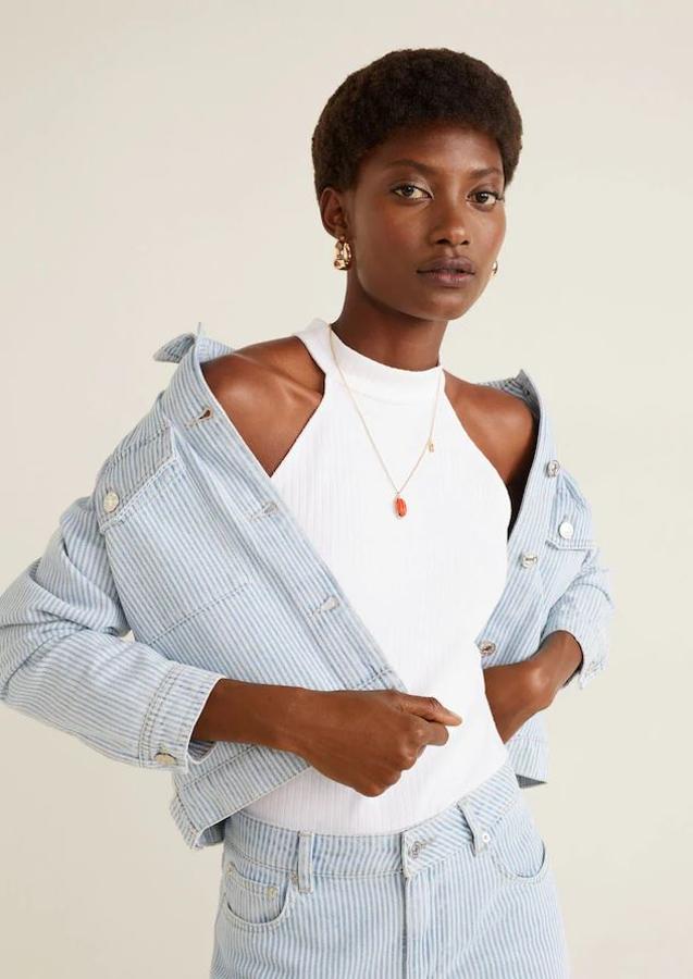 Chaqueta vaquera con rayas blancas de Mango. Costaba 39,99 euros y está rebajada a 29,99 euros.